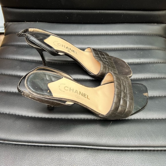 CHANEL Black Sandals with Quilted Design - Picture 2 of 4